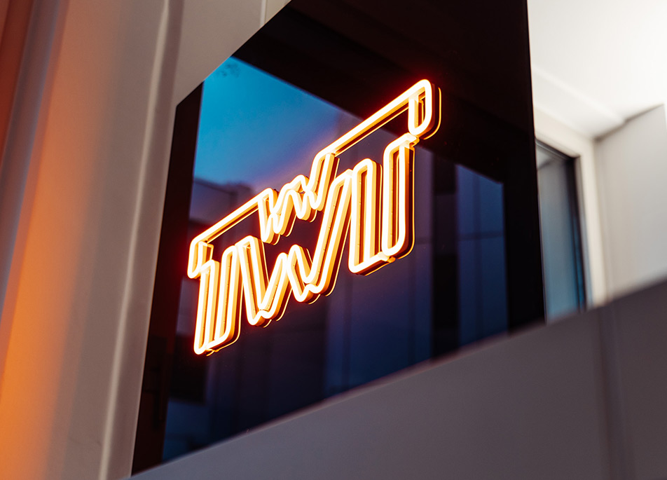 Leuchtendes Logo der TWT Digital Group 